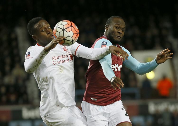 videre. West Hams Victor Moses (th.), der her kæmper mod Liverpools Divock Origi, skal nu møde Blackburn i næste runde af den engelske FA Cup-turnering. 