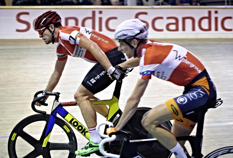 7'er-sejr. Alex Rasmussen og Jesper Mørkøv sluttede på omgangshøjde med to andre hold, men det danske par nr. 7 vandt seksdagesløbet i Ballerup, da det havde flest point. 