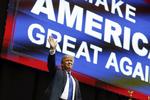 Den storskrydendende byggematador Donald Trump tog sin første sejr i forsøget på at blive USA's næste præsident. 