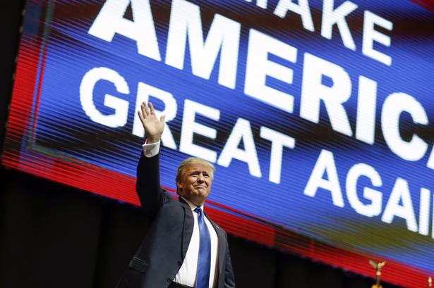Den storskrydendende byggematador Donald Trump tog sin første sejr i forsøget på at blive USA's næste præsident. 