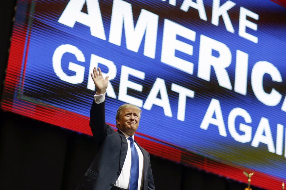 Den storskrydendende byggematador Donald Trump tog sin første sejr i forsøget på at blive USA's næste præsident. 