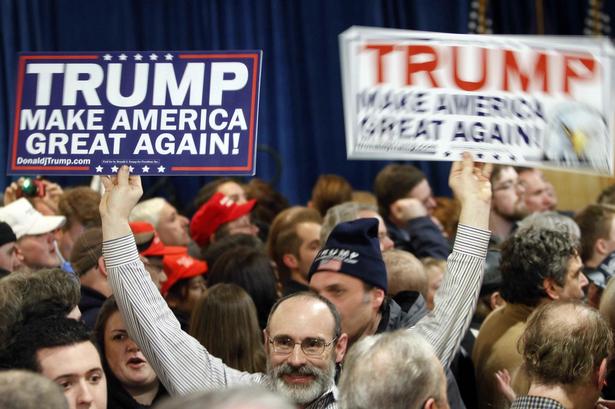 Donald Trump tilhængere på et valgmøde i New Hampshire. 