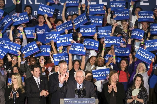 Bernie Sanders taler til sine tilhængere efter sin sejr i New Hampshire. 