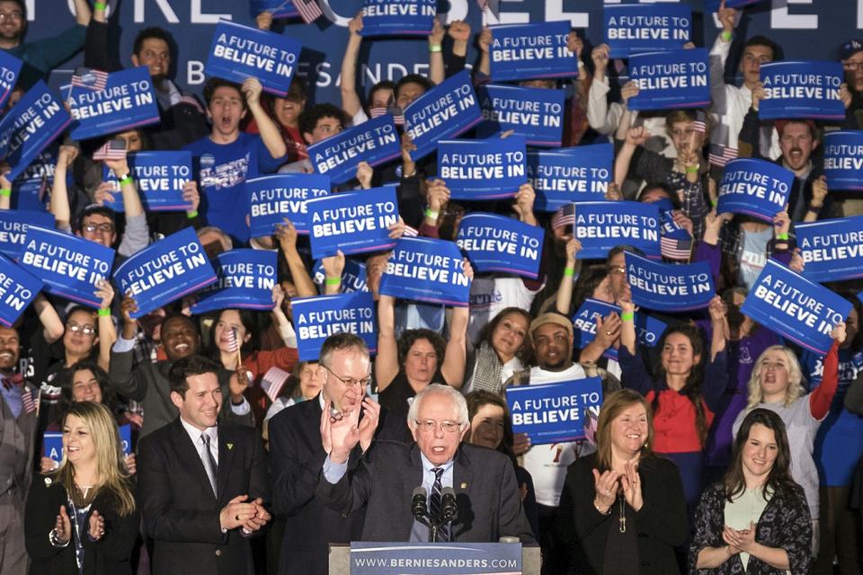 Bernie Sanders taler til sine tilhængere efter sin sejr i New Hampshire. 