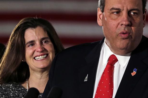 Mary Pat Christie kunne ikke holde tårerne tilbage, mens hendes mand, den republikanske præsidentkandidat Chris Christie, taler til sine tilhængere. 