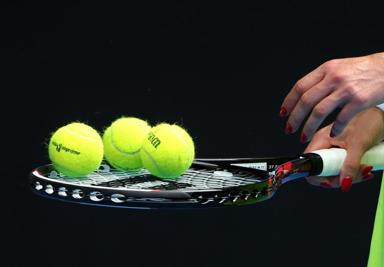 snyd. Tennisdommere har modtaget bestikkelse fra matchfixere mod at forhale deres indrapportering af resultater, så snydere kunne spille på resultater, de allerede kendte. 