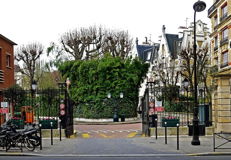 Afspærret. Politikens udsendte fik ikke adgang til det eksklusive kvarter Villa Montmorency og måtte nøjes med at betragte pragtvillaerne på afstand. 