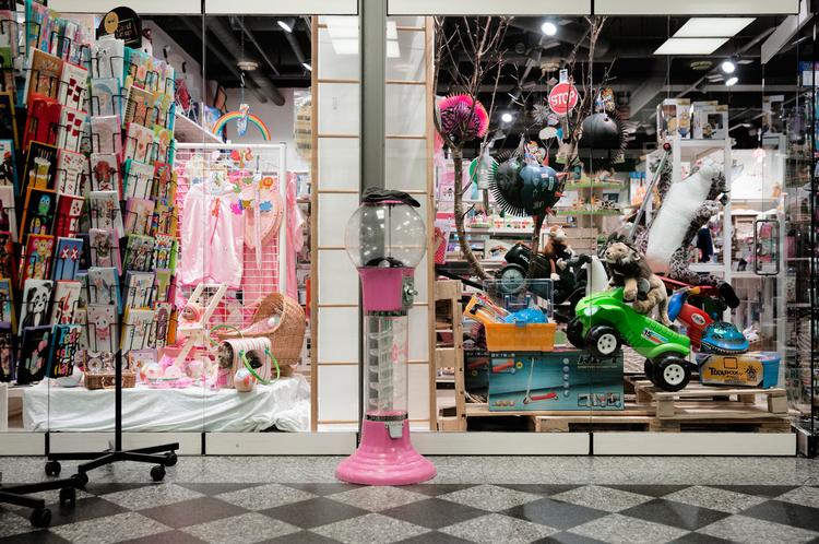 Holte. Hovedbyen i Danmarks rigeste kommune, Rudersdal, bærer præg af, at købekraften er god. På ti år er en gennemsnitsfamilies formue i Rudersdal steget med mere end en tredjedel. 