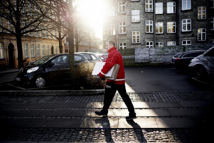 Omfanget af pakker, der skal deles ud, stiger og stiger. Men PostNord tjener ikke nok til at opveje tabene fra brevomdelingen.  