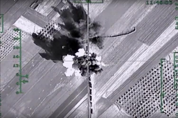 Syrien. Foto fra det russiske forsvarsministerium viser russisk luftbombardement af . hvad der angiveligt er oprørstroppers våbentransporter nær Aleppo i Syrien. 