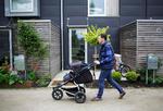 Uforståeligt. På Margretheholm i København betaler ejerne af nogle huse 30.000 i grundskyld, mens andre slipper med 10.000, selv om husene er ens og opført på samme tidspunkt. Det »kan ingen forstå«, erkendte skatteministeren i går. Men en ændring er nu udsat endnu et år. Foto: Anders Rye Skjoldjensen 