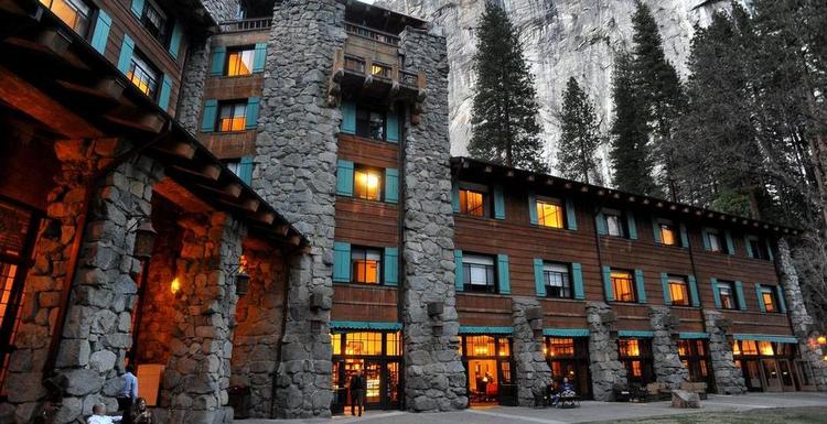 Klassiker. Lige nu hedder hoteller her Ahwahnee. Fra 1. marts skifter det navn til Majestic Yosemite Hotel. 