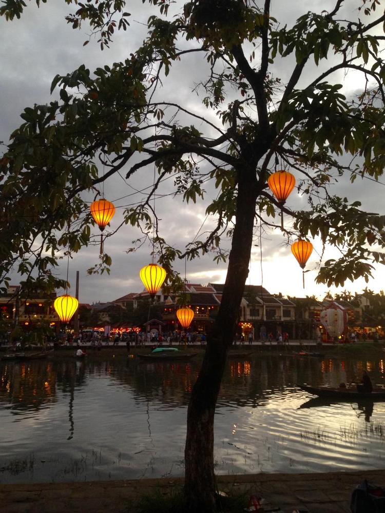 Vietnam. I Hoi An i Vietnam er der ikke bare en flot gadelampe. Hele byen er fyldt af de fineste lanterner som hænger ned fra træerne og lyser byen op i alle farver. Nogle er røde, andre gule mens en tredje er dekoreret med et billede af de karakteristiske flethatte. Det giver Hoi An en unik stemning, og byen er for mig Vietnams mest charmerende. 