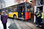 BUASUHELD. En bybus er onsdag eftermiddag kørt ind i en cirkusbygning. Området omkring Jarmers Plads, Nørre Voldgade og Jernbanegade er afspærret de næste par timer. 