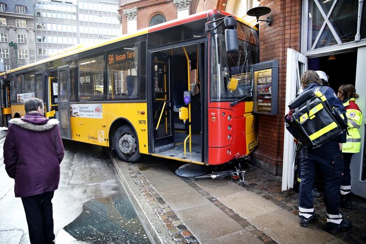 BUASUHELD. En bybus er onsdag eftermiddag kørt ind i en cirkusbygning. Området omkring Jarmers Plads, Nørre Voldgade og Jernbanegade er afspærret de næste par timer. 