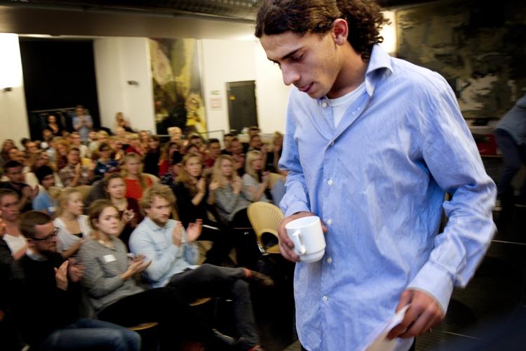 digt. Inden dyden, i pressemæssig forstand, blev taget på den unge digter. Yahya Hassan under lyrikoplæsning. 