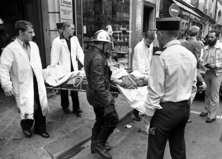 ANGREB. Et såret offer bæres ud fra restauranten efter terrorangrebet i 1982. 