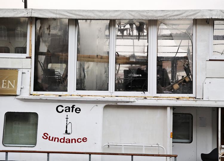 Hærget. Restaurantskibet Sundance på Havnegade brød ud i »lys lue« i nat. 