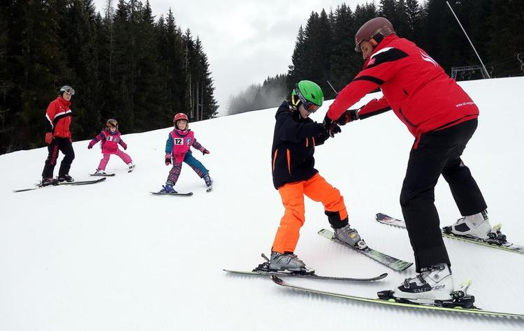 EVNER. Mads Bjerring får sine første erfaringer som skilærer, der ikke kun skal lære børnene at stå på ski men også skal charmere børnenes mødre og chefen. 
