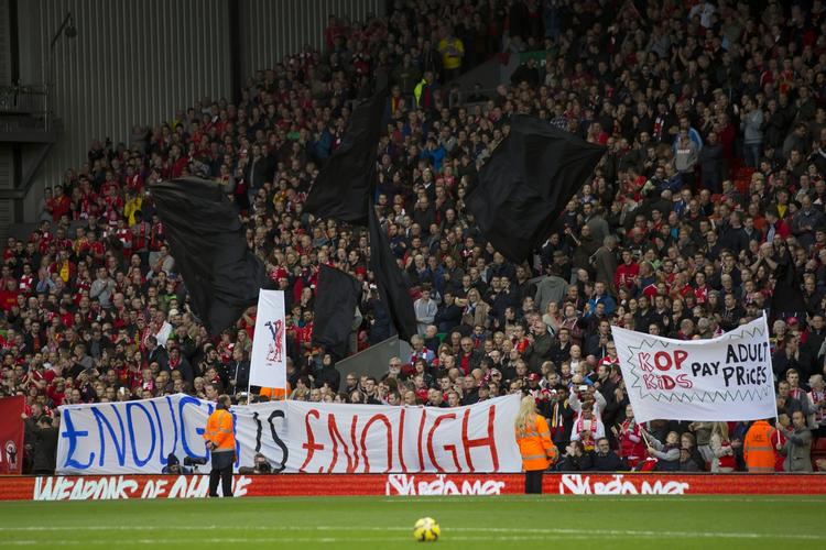 Protest. En stor del af Liverpools fans har fået nok af billetpriserne på Anfield. På billedet ses protester fa oktober 2014. De seneste protester har fået klubbens ejere til at ombestemme sig. 