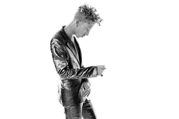 Svenskpop. Erik Hassle slog igennem med singlen 'Hurtful' i 2009. 