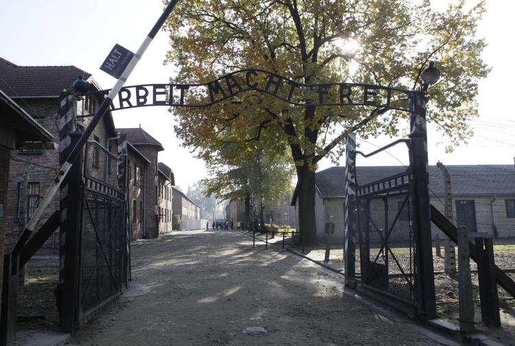 naziopgør. Indgangen til koncentrationslejren Auschwitz med indgangsskiltet 'Arbeit Macht Frei' (Arbejde gør fri). Nu bliver en af lejrens vagter stillet foran en dommer. 