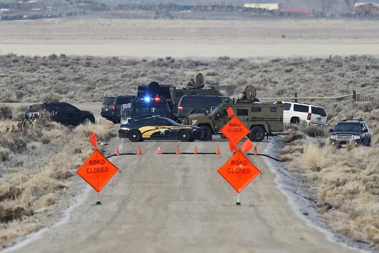 standoff. Politifolk blokerer i slutningen af januar en vej, der fører til Malheur naturreservatet, som nu i 40 dage har været besat af bevæbnede mænd. Nu gør FBI klar til aktion. 