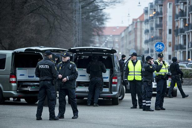 Der bliver affyret mindst 40 skud i forbindelse med attentatet.Gerningsmanden affyrede 28 skud, mens fem politivåben blev affyret. 