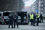 Der bliver affyret mindst 40 skud i forbindelse med attentatet.Gerningsmanden affyrede 28 skud, mens fem politivåben blev affyret. 