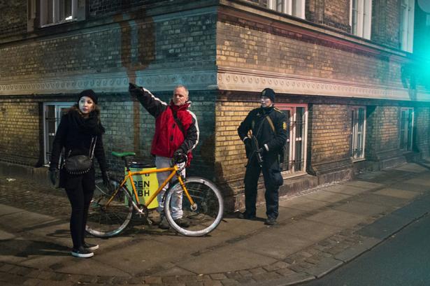 Det var umiddelbart efter skyderiet uklart, om der var en sammenhæng mellem de to skyderier, men politiet flyttede flere patruljer til Indre By og området omkring Nørreport Station, der blev evakueret 