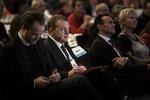 Chefen. Statsminister Lars Løkke Rasmussen (V) har indkaldt til trepartsforhandlinger, og til at starte med er emnet flygtninge - og kun flygtninge. Så må parternes andre bekymringer vente til senere, lyder det. Men den går ikke, mener flere fagbosser. 