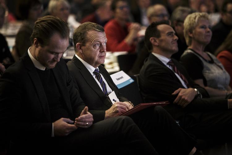 Chefen. Statsminister Lars Løkke Rasmussen (V) har indkaldt til trepartsforhandlinger, og til at starte med er emnet flygtninge - og kun flygtninge. Så må parternes andre bekymringer vente til senere, lyder det. Men den går ikke, mener flere fagbosser. 
