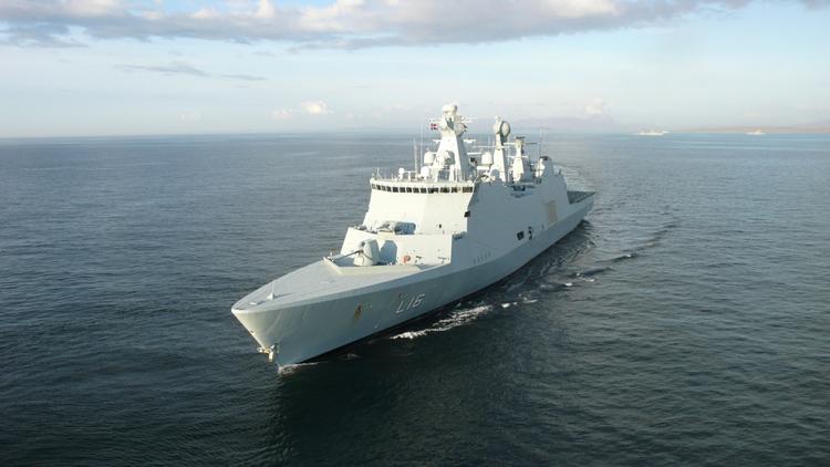afskrækkelse. Det moderne og højteknologiske danske støtteskib 'Absalon' har tidligere spillet en aktiv rolle i Nato's jagt på pirater ud for Somalias kyster. Fra september skal skibet deltage i en ny mission, der skal overvåge og afskrække menneskesmuglere i Det Ægæiske Hav. 