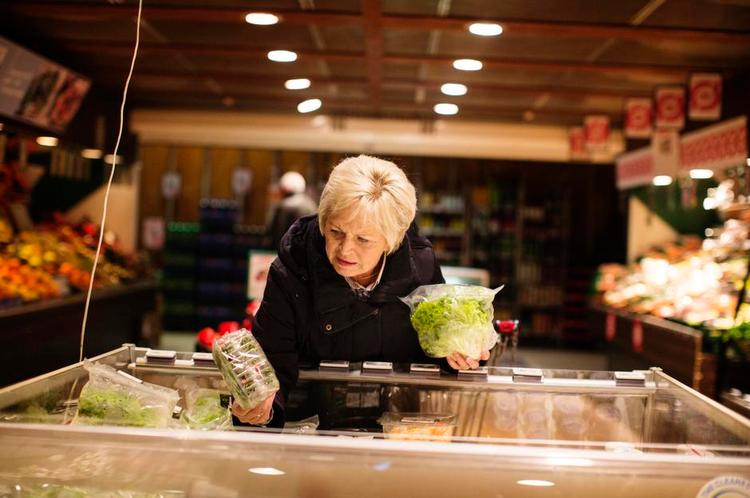 udsøgt. »Jeg køber kun varer, der er pæne og ordentlige. Jeg krammer lidt på frugter og grøntsager for at finde ud af, hvor længe de har ligget der. Jeg kaster aldrig bare varer ned i kurven«, siger Hilda Heick. 