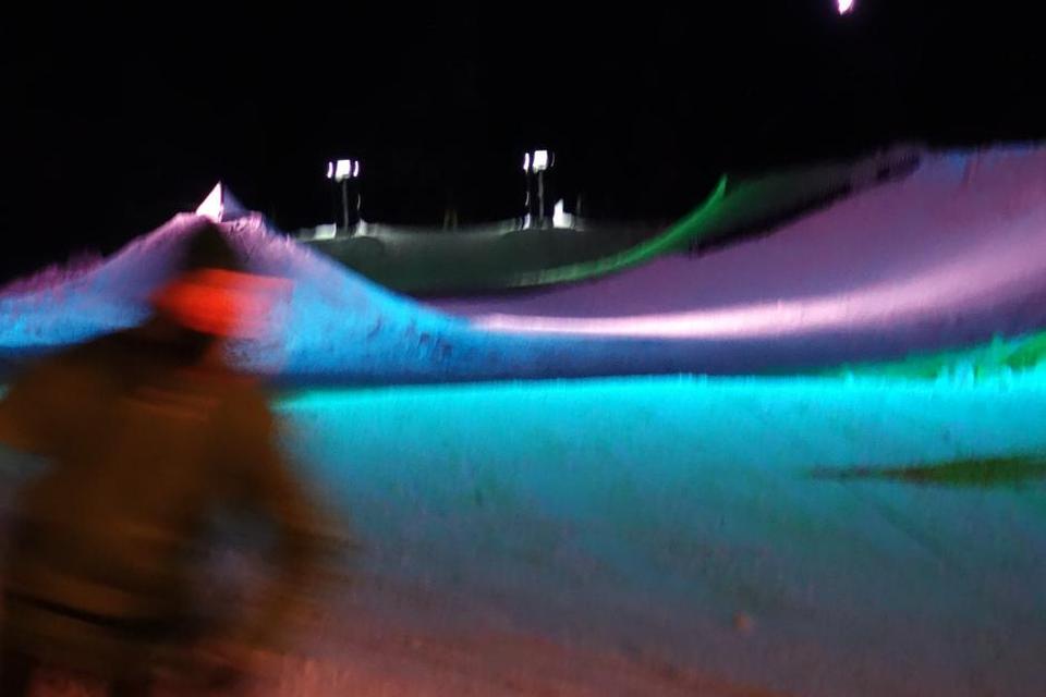 SKIFTENDE. LED-projektørerne skifter umærkeligt farve hele tiden over Åres snowpark. 