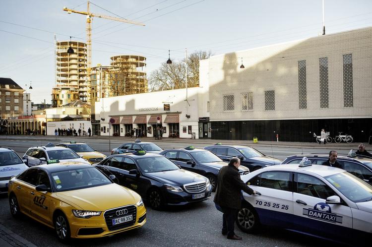Piratkørsel. Taxabranchen mener, at Uber er konkurrenceforvridende og ulovlig, fordi chaufførerne ikke har taxakørekort eller får sikkerhedstjekket deres private biler 