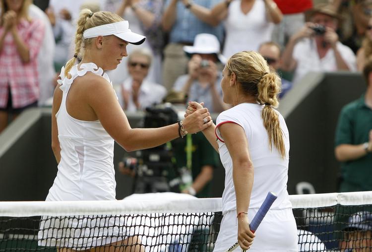 NEDE. Dominika Cibulkova hilste på en forstenet Wozniacki, da hun i 2011 havde sendt danskeren ud af Wimbledons 4. runde. 