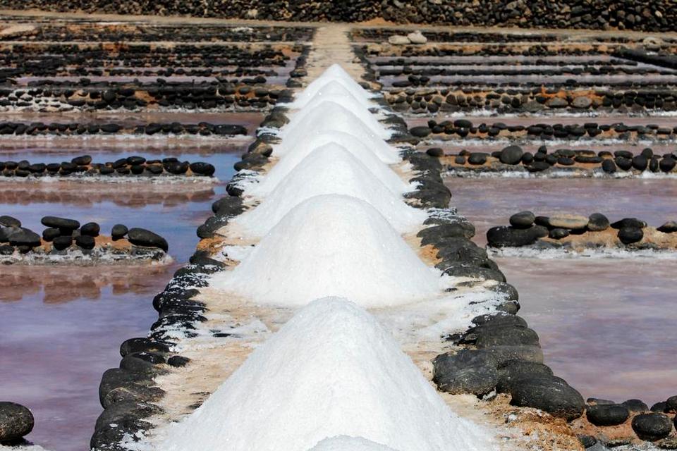 Saltmuseum. På øen, der primært er besøgt på grund af sine mere end 150 kilometer sandstrande, kan man også blive klogere på den velkendte, hvide smagsgiver, der i rigt mål skvulper rundt i det omgivende vand. Fuerteventura har nemlig sit eget saltmuseum. 