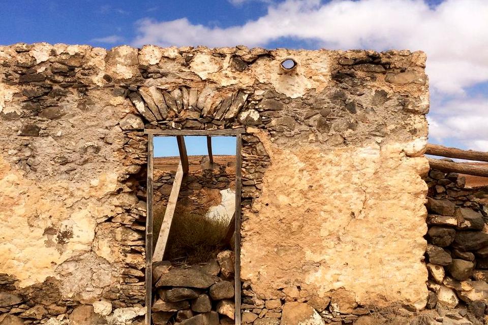 Ruin. Vulkanøen er med godt 20 millioner på bagen den ældste af De Kanariske Øer. Rundt omkring på Fuerteventura støder man på gamle ruiner – trods alt fra nyere tid. 