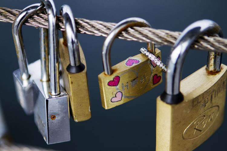 VALENTINSNEJ. En person har tilsyneladende simpelthen fået for meget af al den kærlighed. Vedkommende har forsøgte at fjerne de såkaldte kærlighedslåse, der hænger langs Bryggebroen, der forbinder Islands Brygge og Vesterbro. 