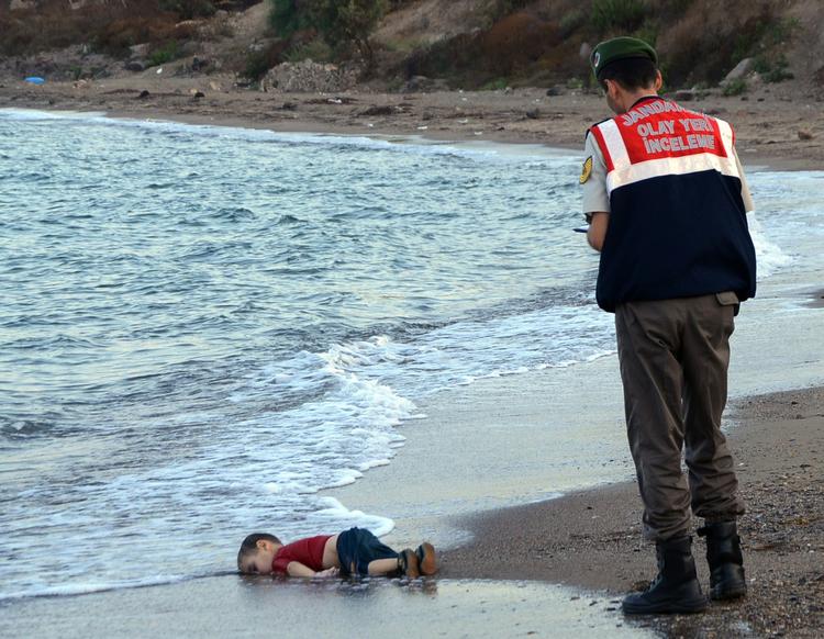 TRAGEDIE. En tyrkisk betjent ved den fundne, druknede dreng. 