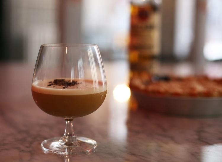 Two Mothers er navnet på cocktailen, der ifølge arrangørerne, skulle passe perfekt til tærten. 