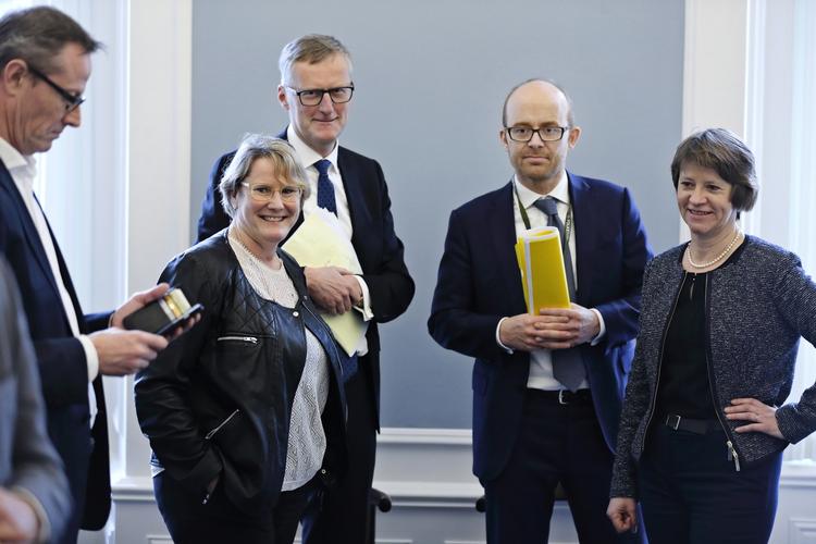 Trepartsforhandlingerne er i dag gået i gang  i Statsministeriet. Fra højre ses FTF's Bente Sorgenfrey, Dansk Erhervs Laurits Rønn og Finansministeriets  Martin Præstegaard. 
