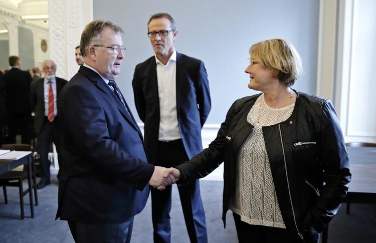 Trepart. De tre parter er regeringen, arbejdsgiverne og arbejdstagerne. Her ses fra regeringens hjørne finansminister Claus Hjort Frederiksen og fra arbejdstagernes side af bordet, formand for FTF Bente Sorgenfrey. 