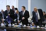 Trepartsforhandlinger. Finansminister Claus Hjort Frederiksen og statsminister Lars Løkke Rasmussen ses i selskab med blandt andre beskæftigelesminister Jørn Neergaard Larsen. 