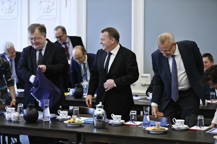 Trepartsforhandlinger. Finansminister Claus Hjort Frederiksen og statsminister Lars Løkke Rasmussen ses i selskab med blandt andre beskæftigelesminister Jørn Neergaard Larsen. 