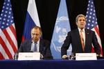 fredsmagere? Ruslands og USA's udenrigsmininistre, Sergej Lavrov og John Kerry, præsenterer aftaleteksten. Sidstnævnte indrømmer, at den ikke er mere værd, end det papir, den er skrevet på. 