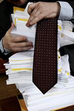 Papirkaos. Et lånetilbud fra et realkreditinstitut er typisk 70-80 sider - og ifølge en undersøgelse fra Forbrugerrådet Tænk er lix-tallet ofte højere end i faglitterære bøger. 