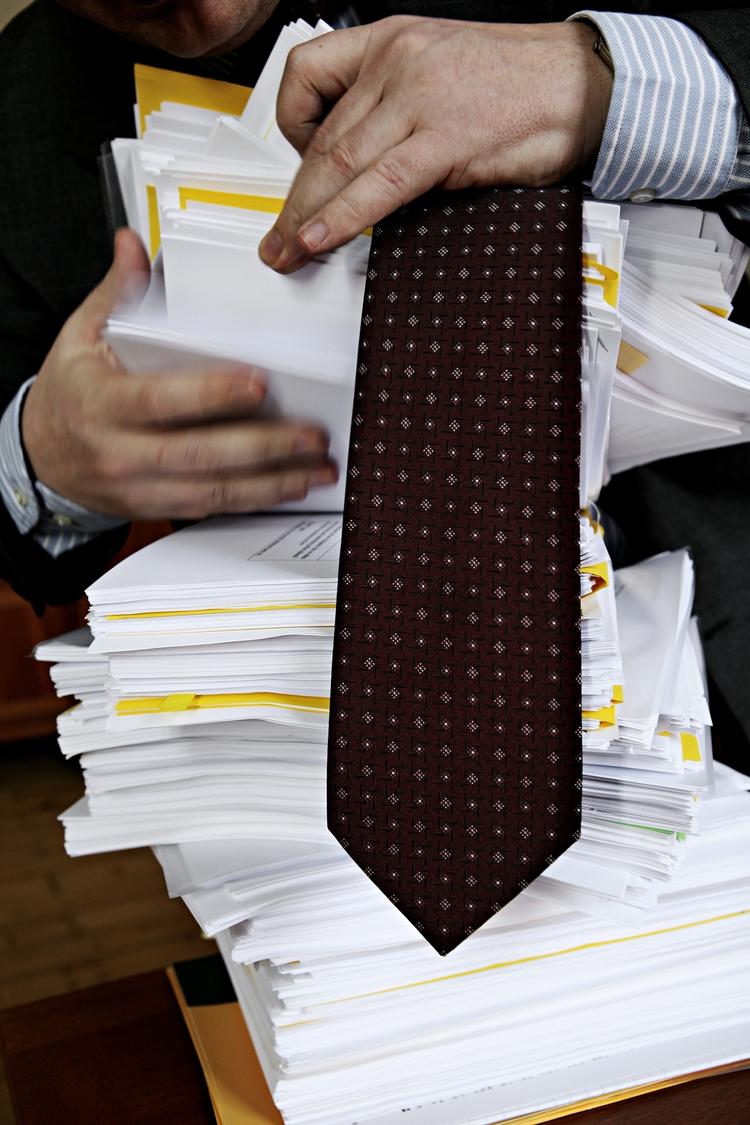 Papirkaos. Et lånetilbud fra et realkreditinstitut er typisk 70-80 sider - og ifølge en undersøgelse fra Forbrugerrådet Tænk er lix-tallet ofte højere end i faglitterære bøger. 