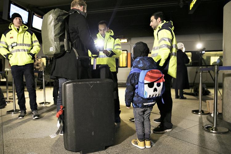 kontrol. Sverige indførte i begyndelsen af året ID-kontrol, der pålægger DSB at sikre, at kun passagerer med gyldig id kommer ind i landet. 